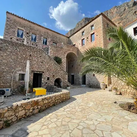 Vincenzo's In A Tower/ Privatunterkunft Leonídion