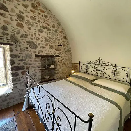 Vincenzo's In A Tower/ Homestay Leonidio